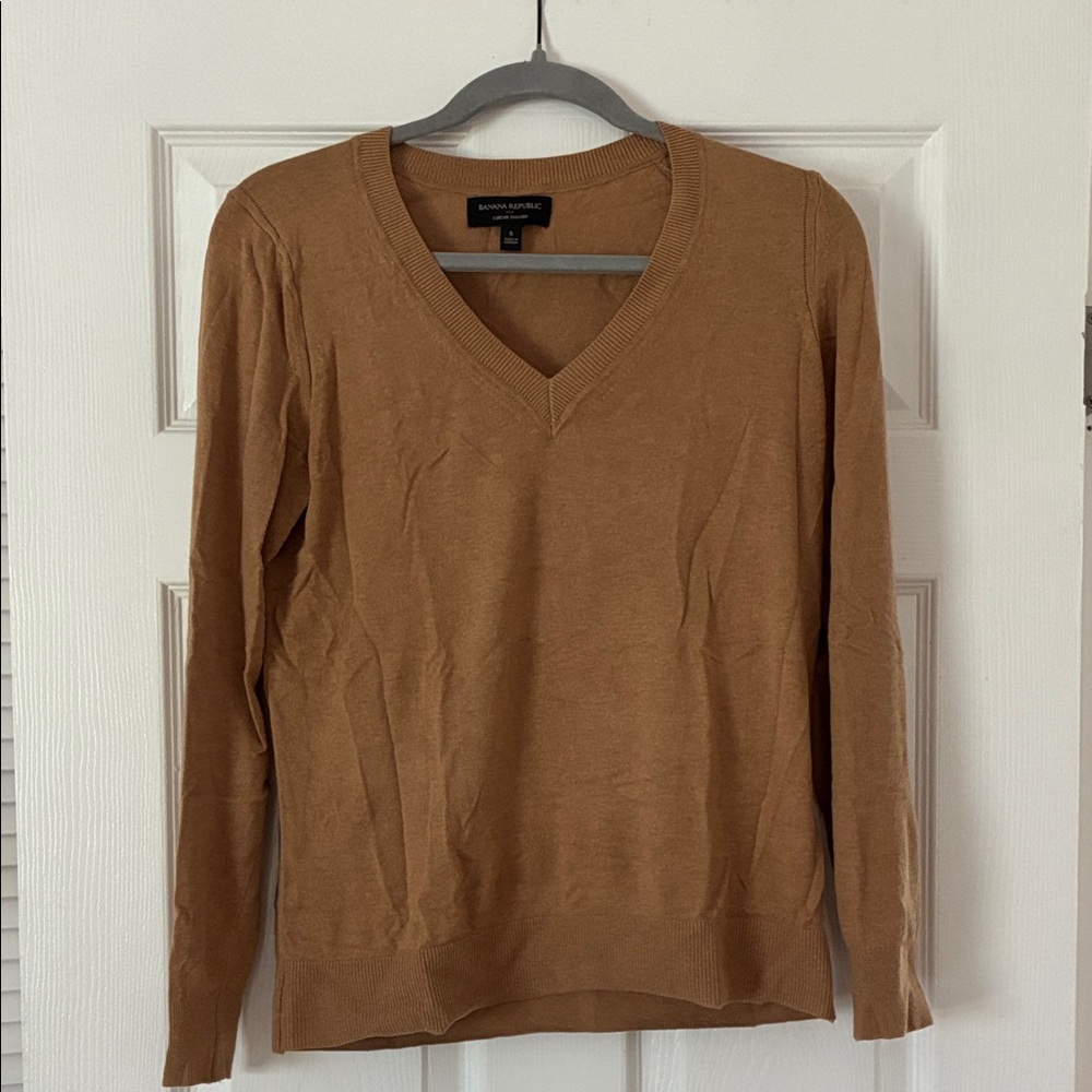 Women’s camel Banana Republic sweater like new!